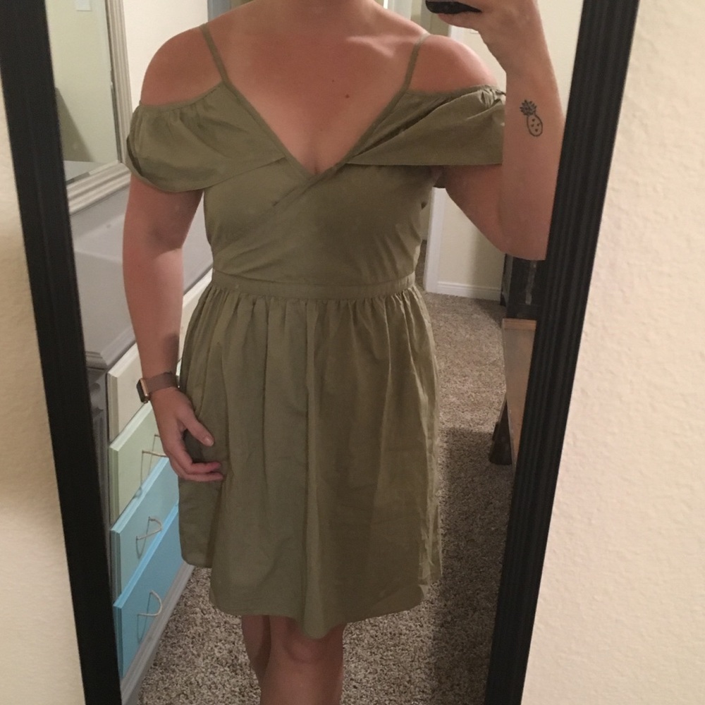 Off-Shoulder Madewell Dress - Picture 2 of 4